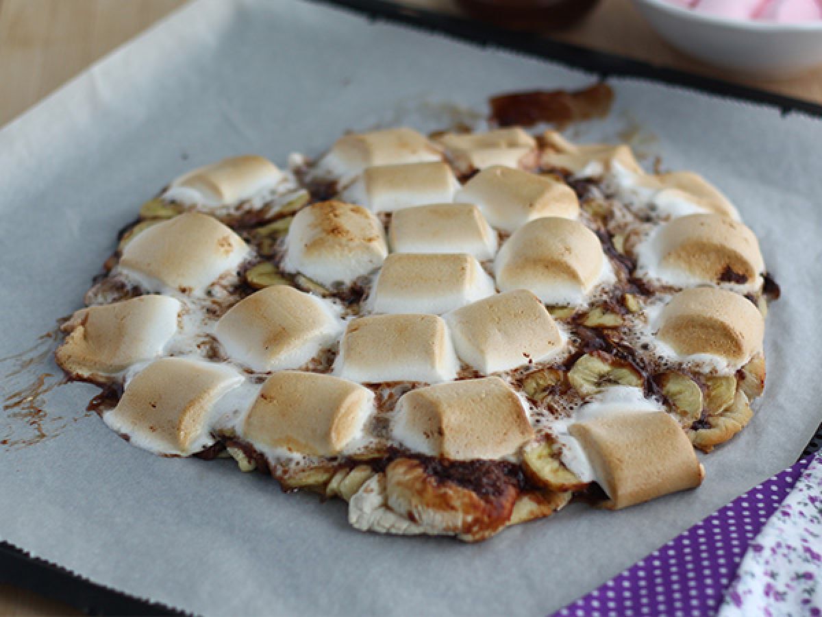 Söt pizza med banan och choklad