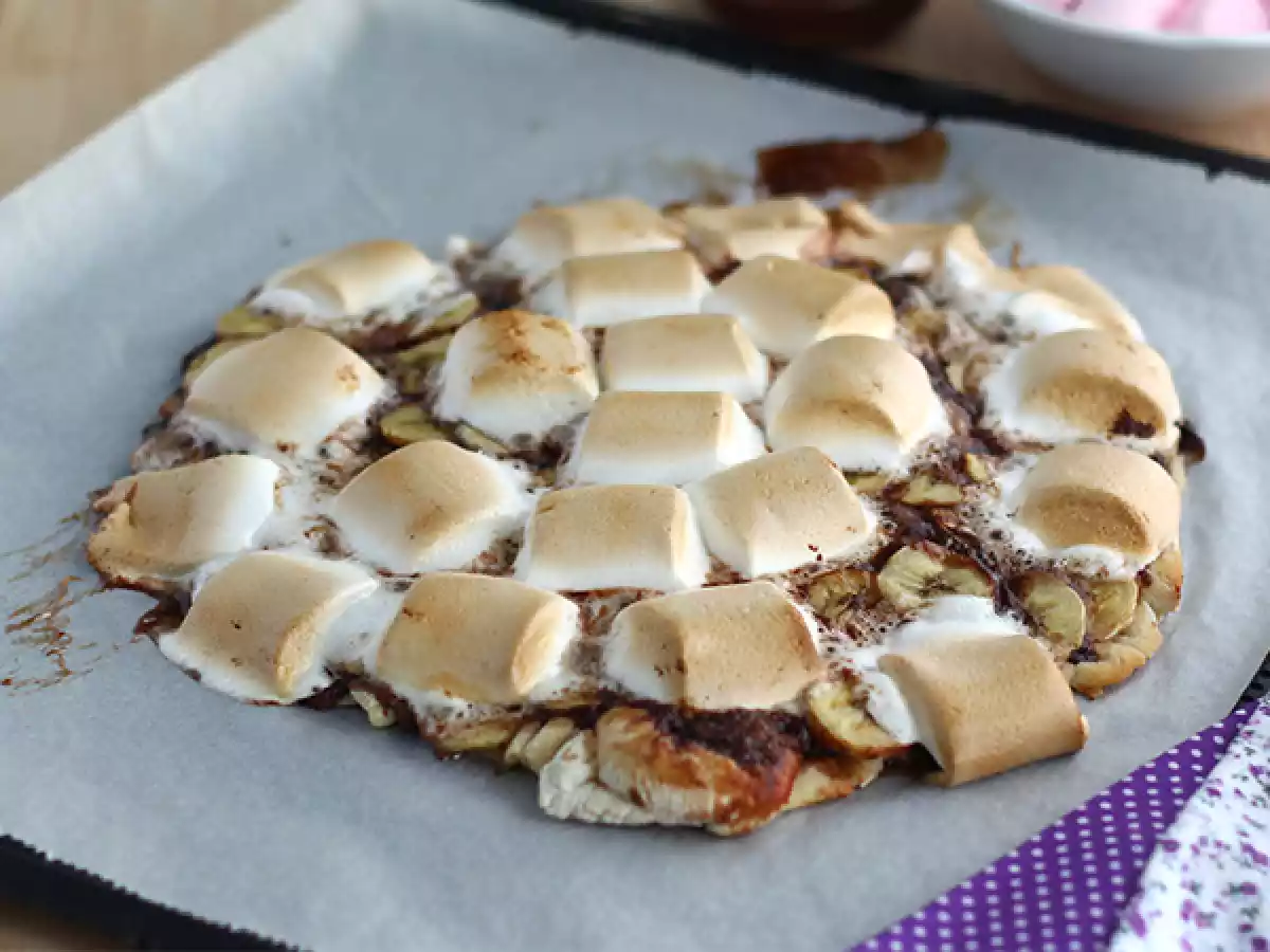 Söt pizza med banan och choklad