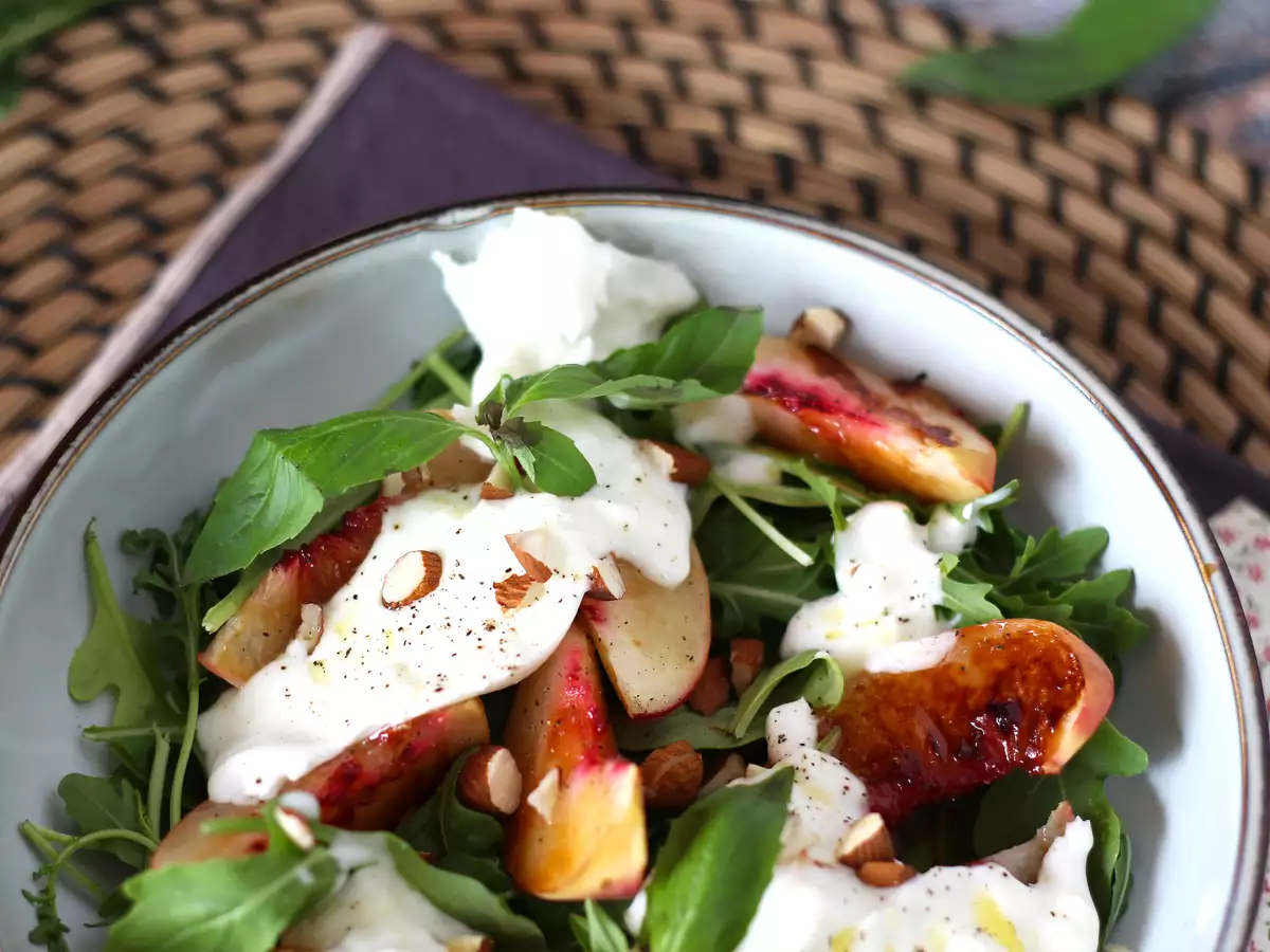 Söt-salt sallad med rostade persikor, ruccola och burrata – ljuva sommarsmaker - foto 4