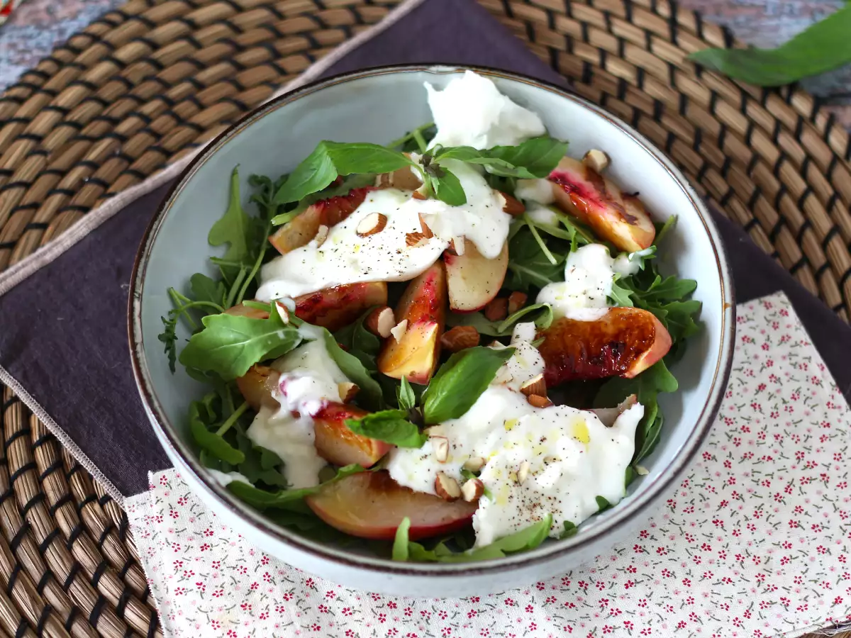 Söt-salt sallad med rostade persikor, ruccola och burrata – ljuva sommarsmaker - foto 5
