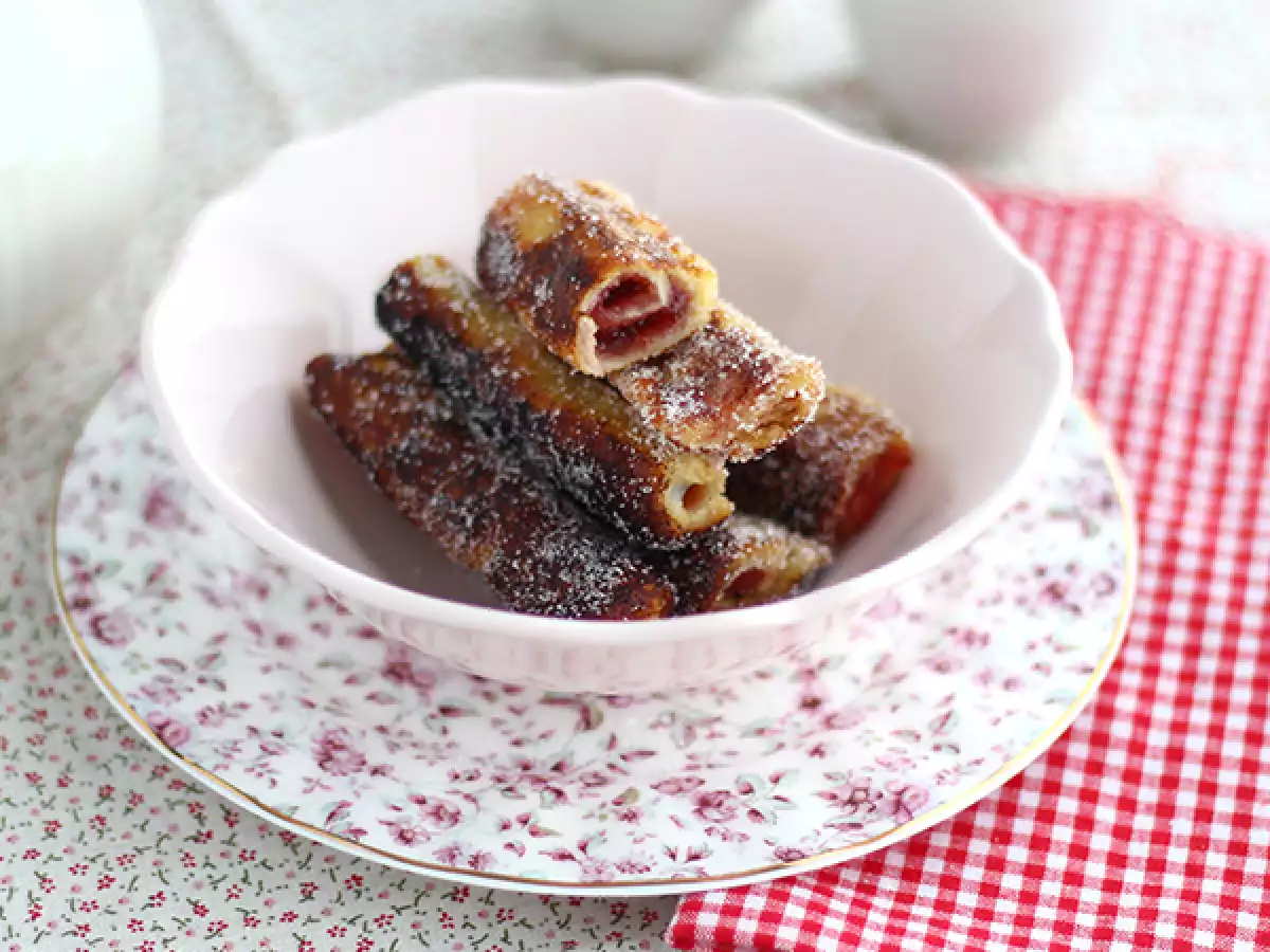 Söta wraps av toastbröd med sylt