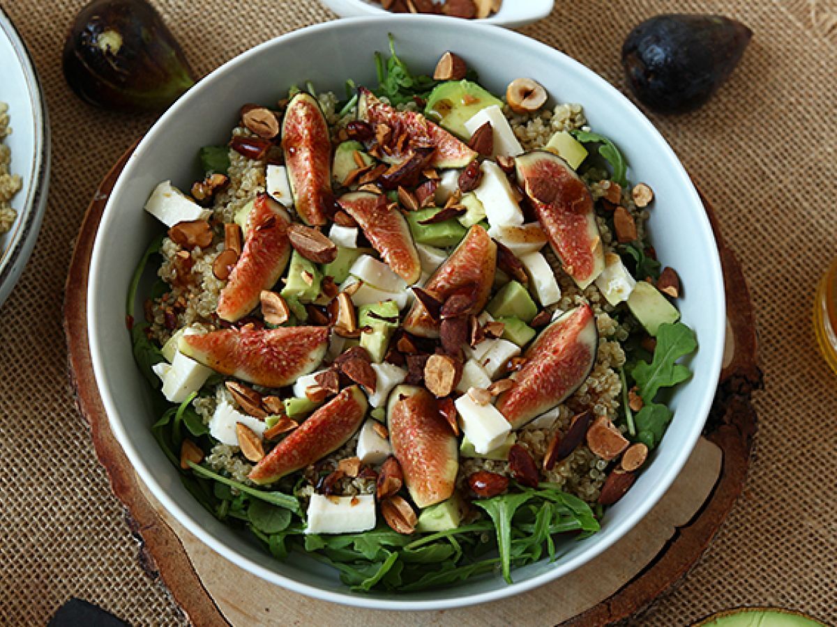 Sötsyrlig sallad med fikon, ruccola, quinoa, mozzarella och avokado
