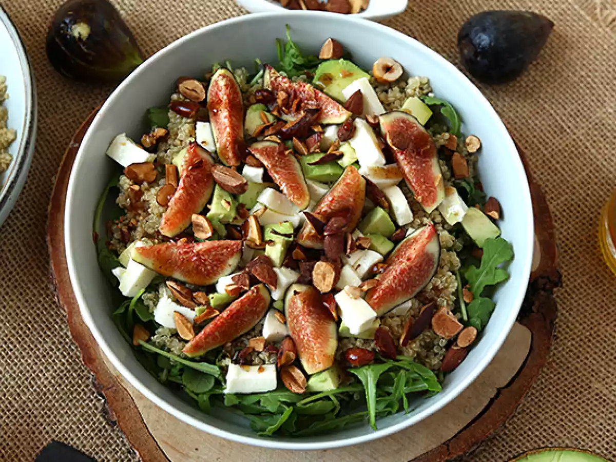 Sötsyrlig sallad med fikon, ruccola, quinoa, mozzarella och avokado