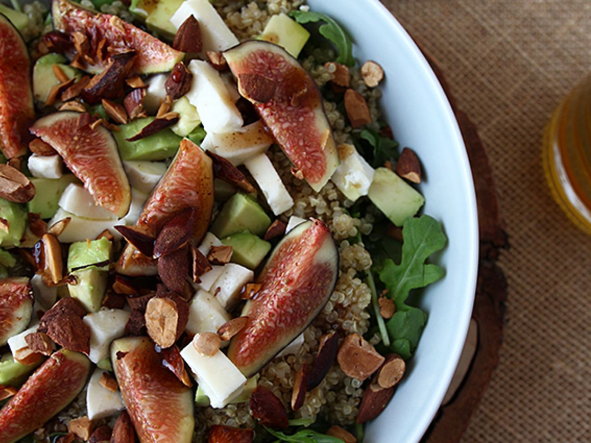 Sötsyrlig sallad med fikon, ruccola, quinoa, mozzarella och avokado - foto 2