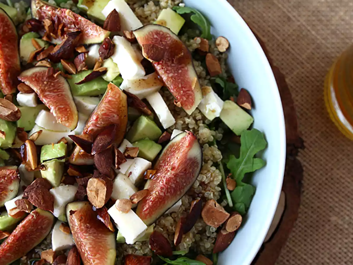 Sötsyrlig sallad med fikon, ruccola, quinoa, mozzarella och avokado - foto 2