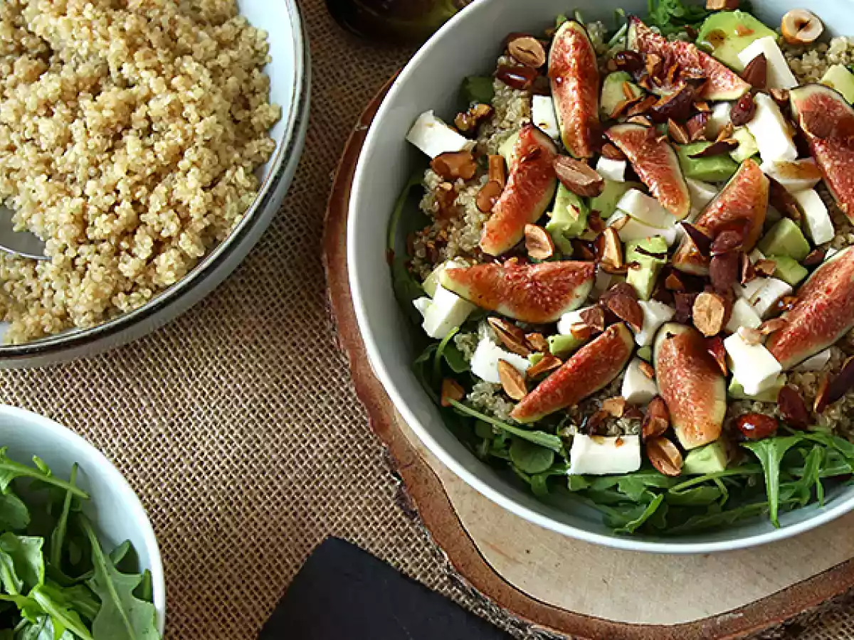 Sötsyrlig sallad med fikon, ruccola, quinoa, mozzarella och avokado - foto 3