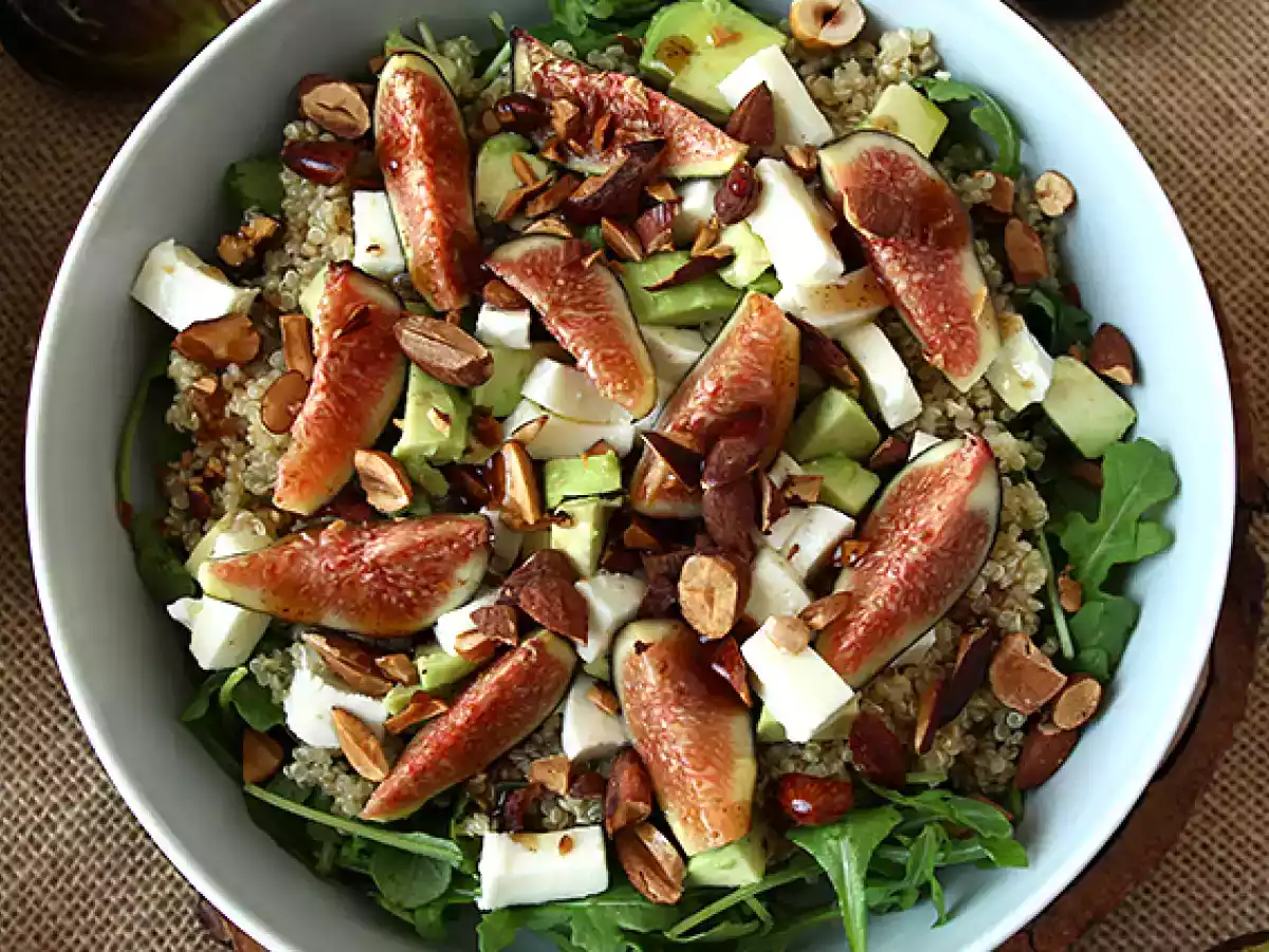 Sötsyrlig sallad med fikon, ruccola, quinoa, mozzarella och avokado - foto 4