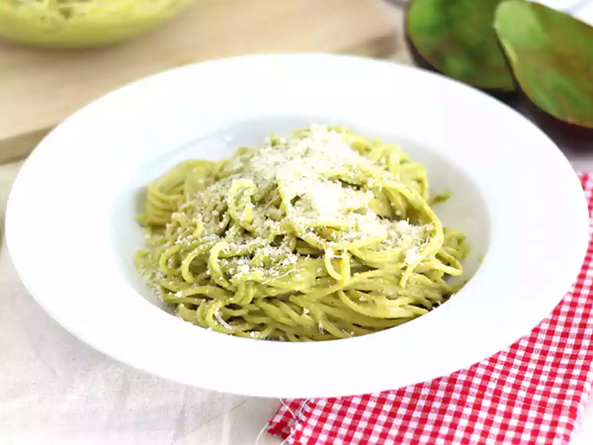 Spaghetti carbonara med avokado