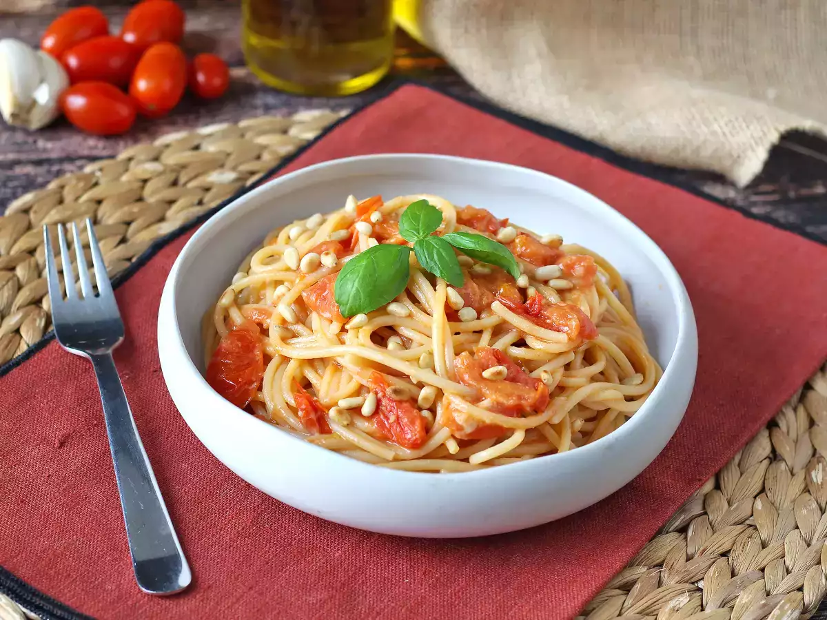 Spaghetti med körsbärstomater och pinjenötter: ett krämigt och doftande recept - foto 6