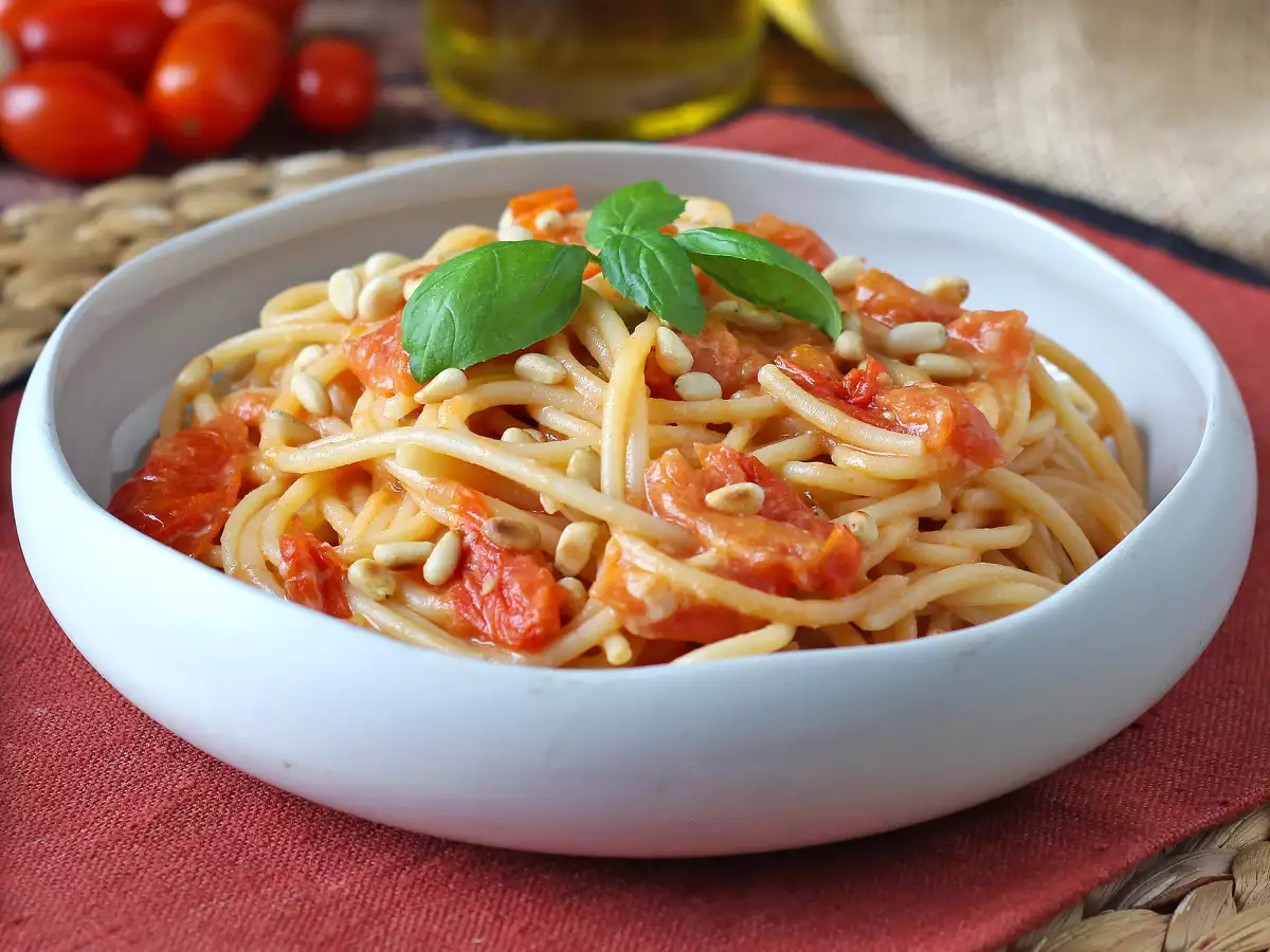 Spaghetti med körsbärstomater och pinjenötter – krämigt och aromatiskt recept - foto 2