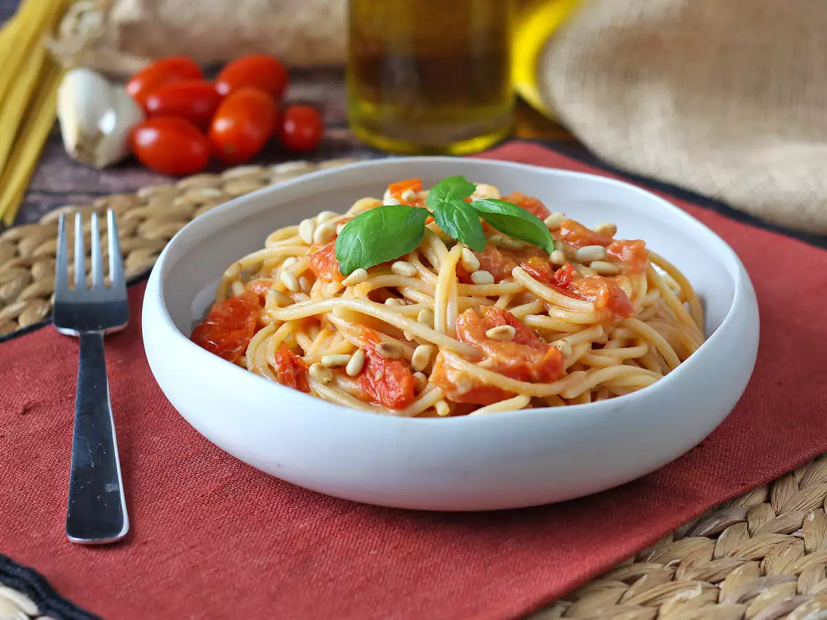 Spaghetti med körsbärstomater och pinjenötter – krämigt och aromatiskt recept - foto 4
