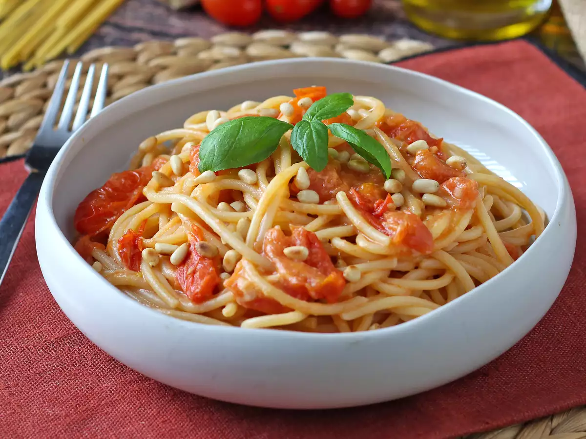Spaghetti med körsbärstomater och pinjenötter – krämigt och aromatiskt recept - foto 5