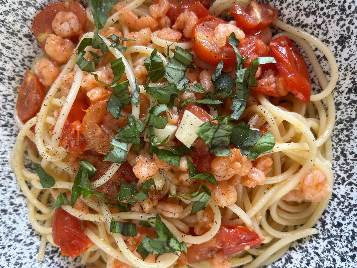 Spaghetti med räkor och körsbärstomater, ett snabbt recept på en god huvudrätt - foto 2