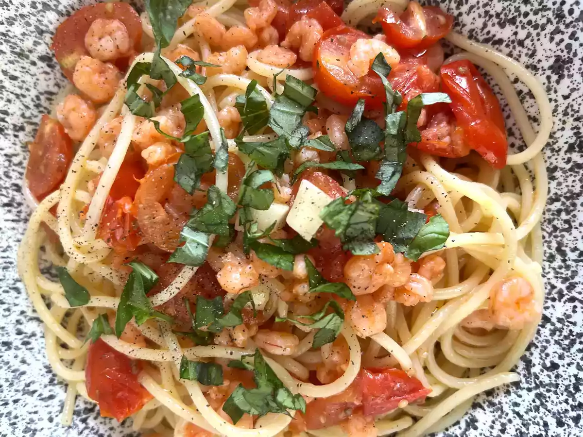 Spaghetti med räkor och körsbärstomater, ett snabbt recept på en god huvudrätt - foto 2