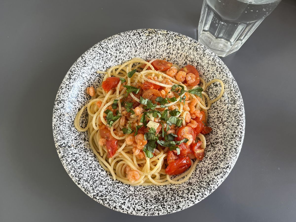 Spaghetti med räkor och körsbärstomater, ett snabbt recept på en god huvudrätt - foto 3