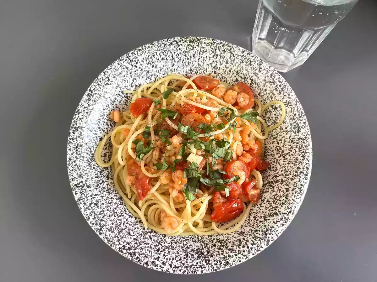Spaghetti med räkor och körsbärstomater, ett snabbt recept på en god huvudrätt - foto 3