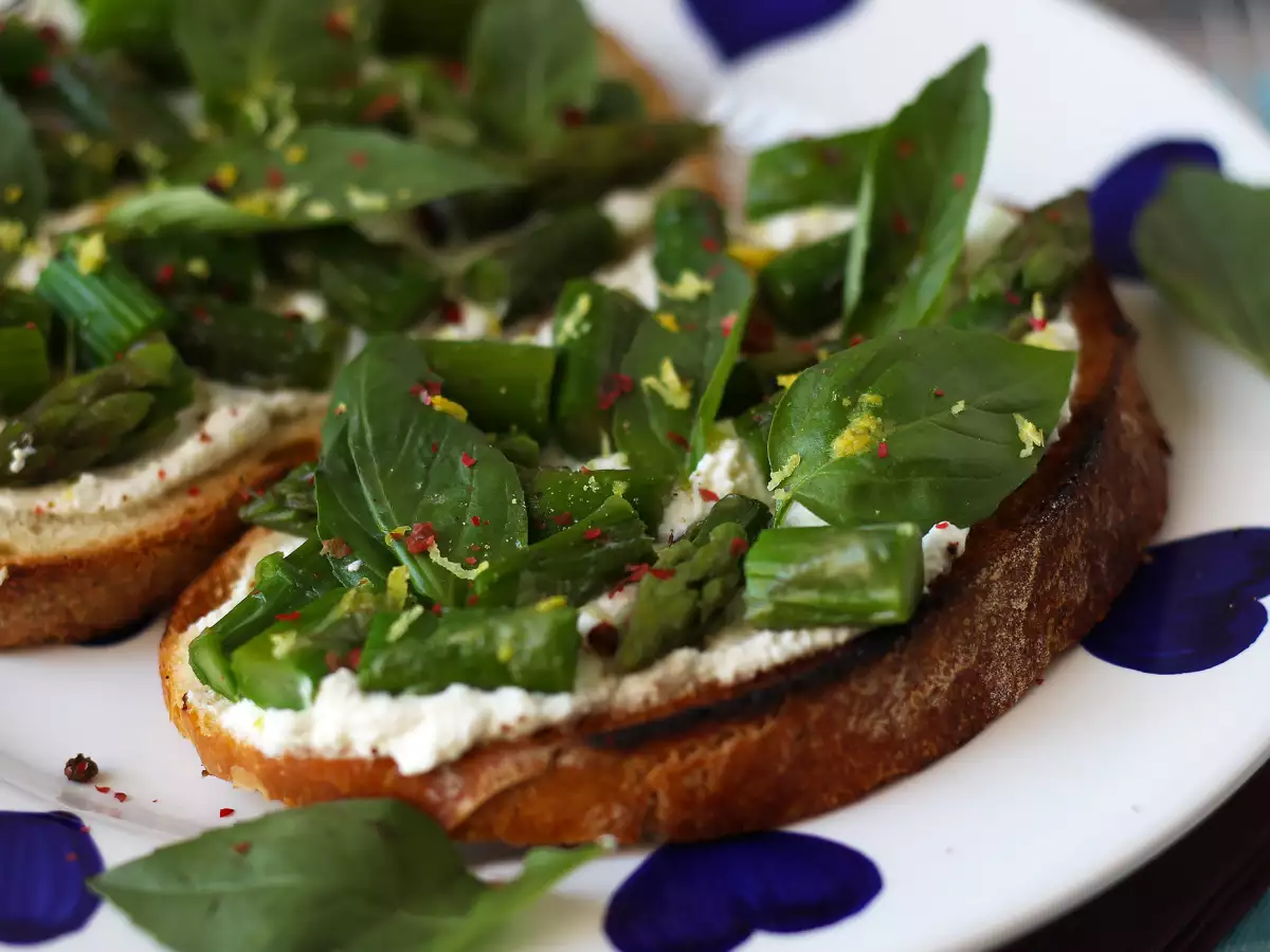 Sparristoast med ricotta, citron och basilika