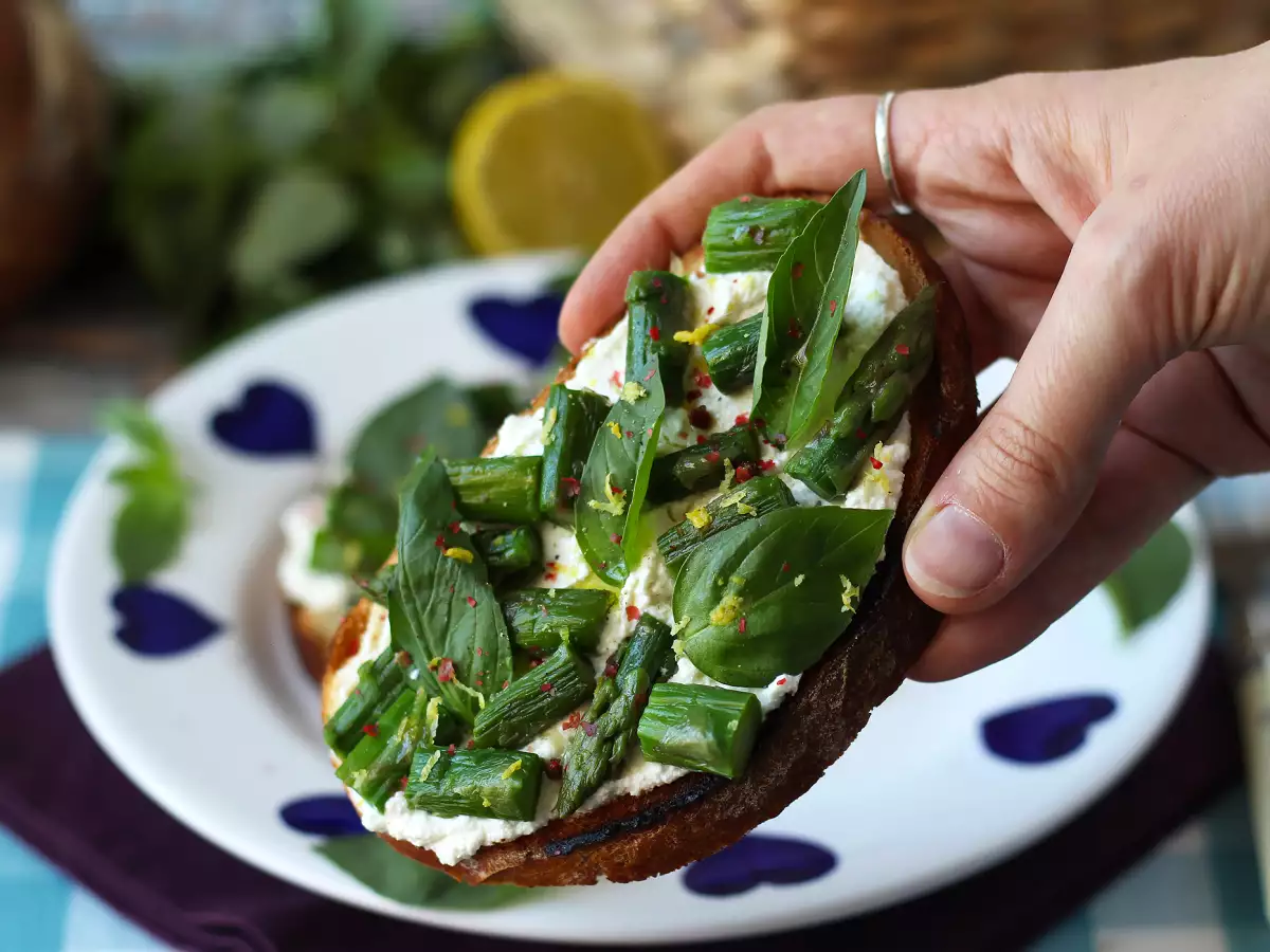 Sparristoast med ricotta, citron och basilika - foto 2