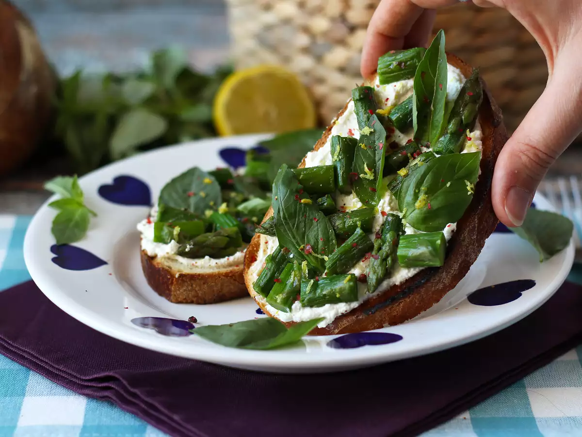 Sparristoast med ricotta, citron och basilika - foto 6