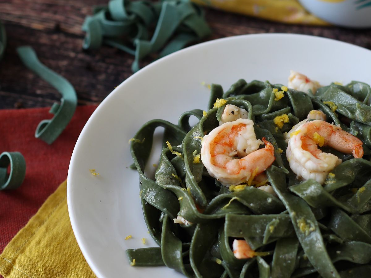 Spirulina-pasta med räkor och citron: en näringsrik förrätt med unik smak
