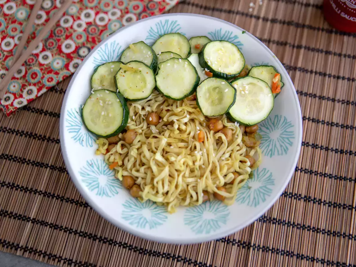 Stekta nudlar med rostade kikärter och zucchini