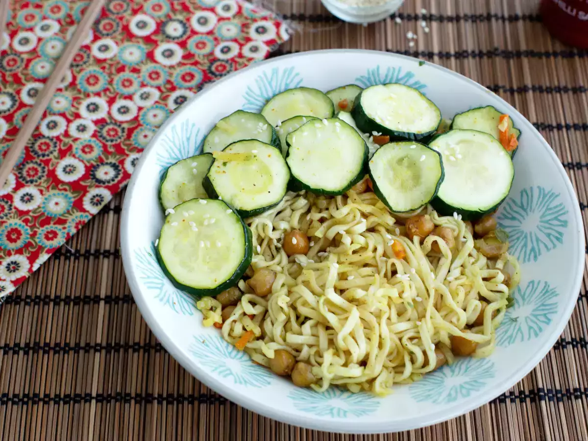 Stekta nudlar med rostade kikärter och zucchini - foto 2