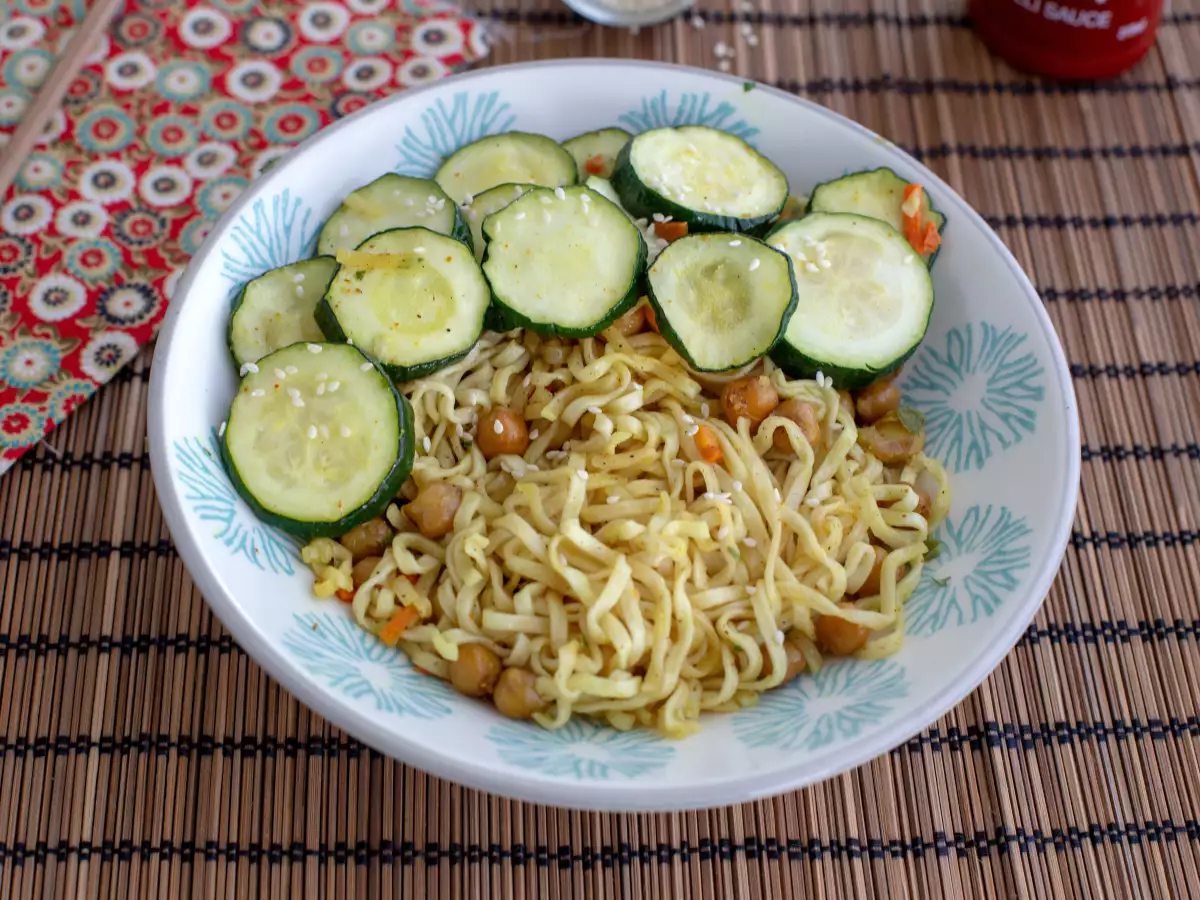 Stekta nudlar med rostade kikärter och zucchini - foto 3