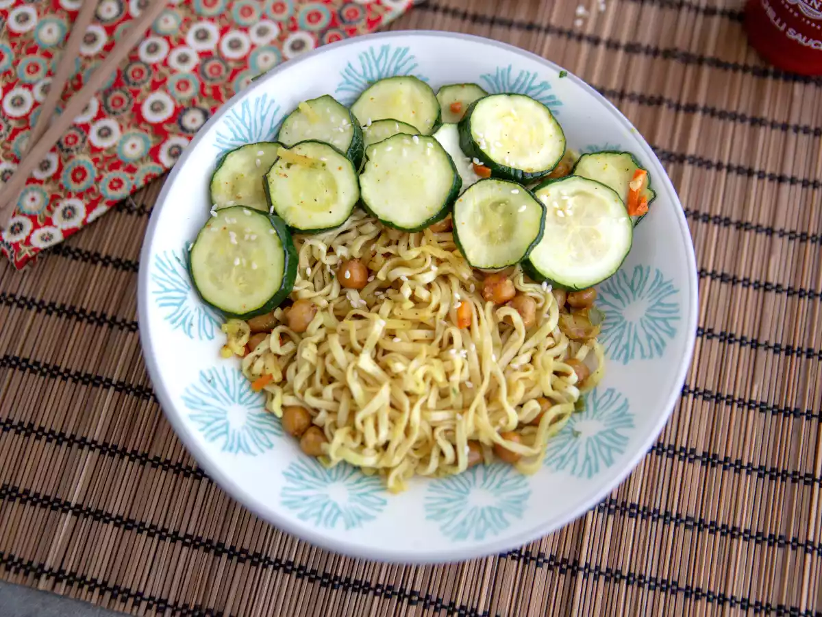 Stekta nudlar med rostade kikärtor och zucchini