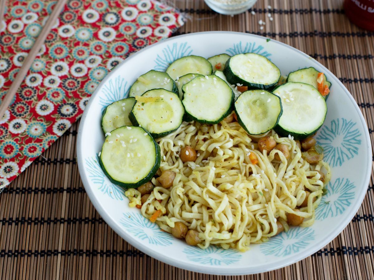 Stekta nudlar med rostade kikärtor och zucchini - foto 2