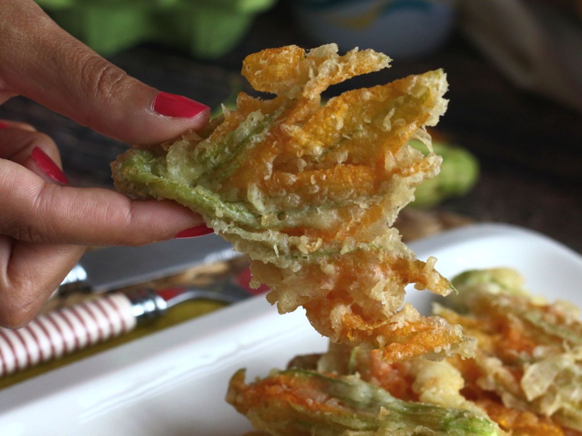 Stekta zucchiniblommor, receptet på smet med mousserande vatten - foto 4