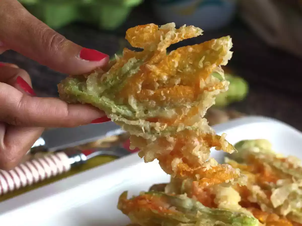 Stekta zucchiniblommor, receptet på smet med mousserande vatten - foto 4