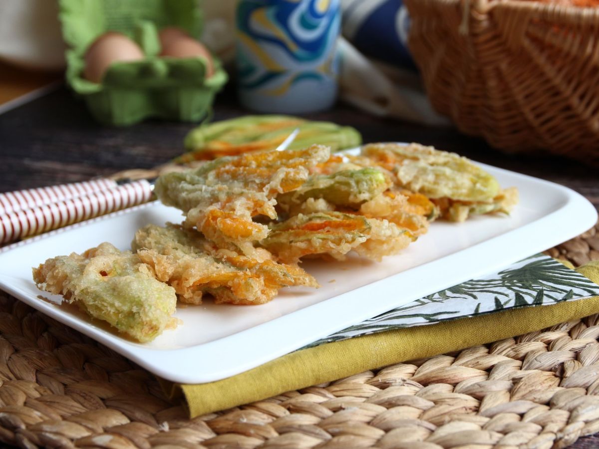 Stekta zucchiniblommor, receptet på smet med mousserande vatten - foto 7