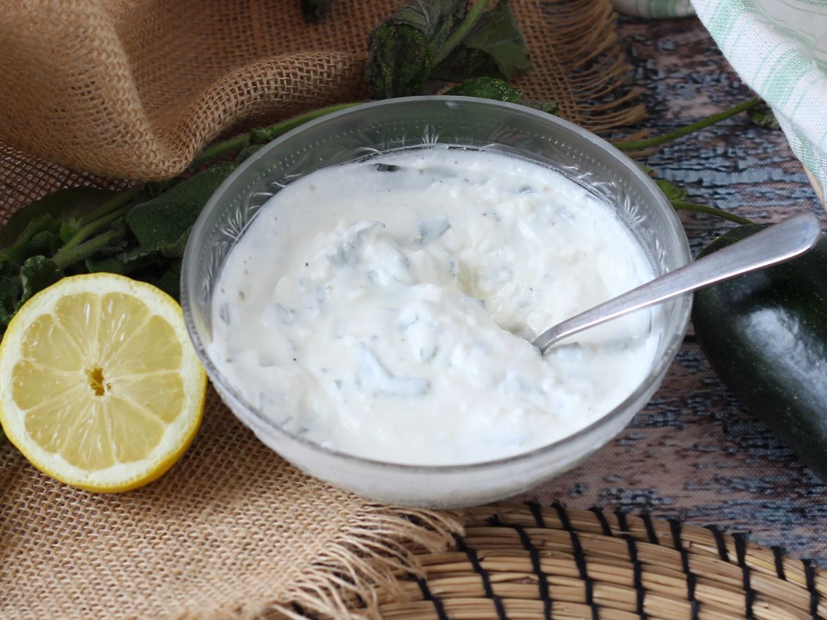 Superfräsch yoghurt-, feta-, citron- och myntasås!