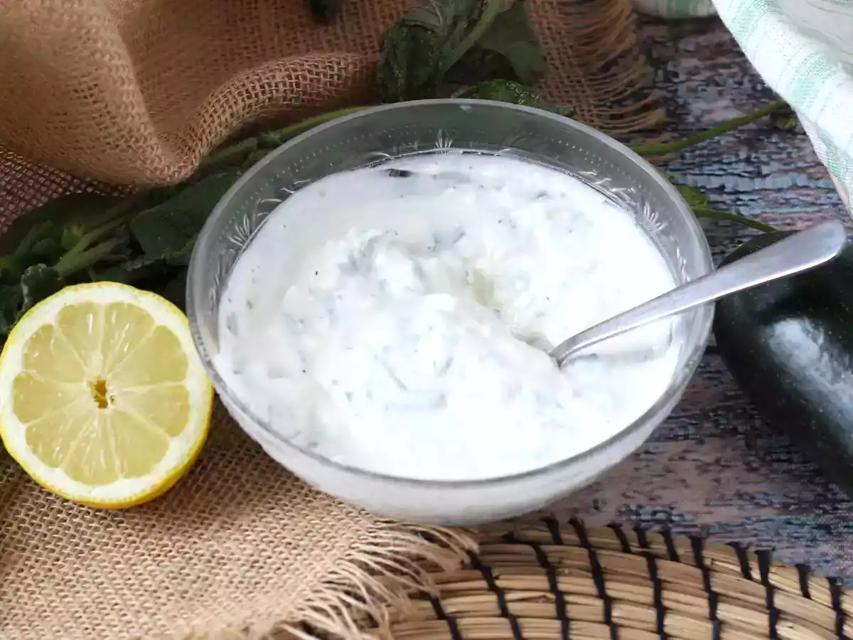 Superfräsch yoghurt-, feta-, citron- och myntasås!