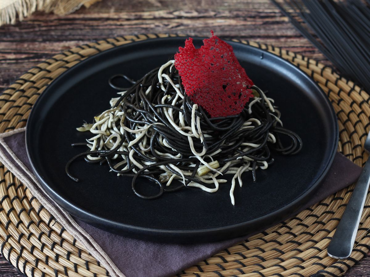 Svart spaghetti med vitlök och gulas. Pasta al nero di seppia