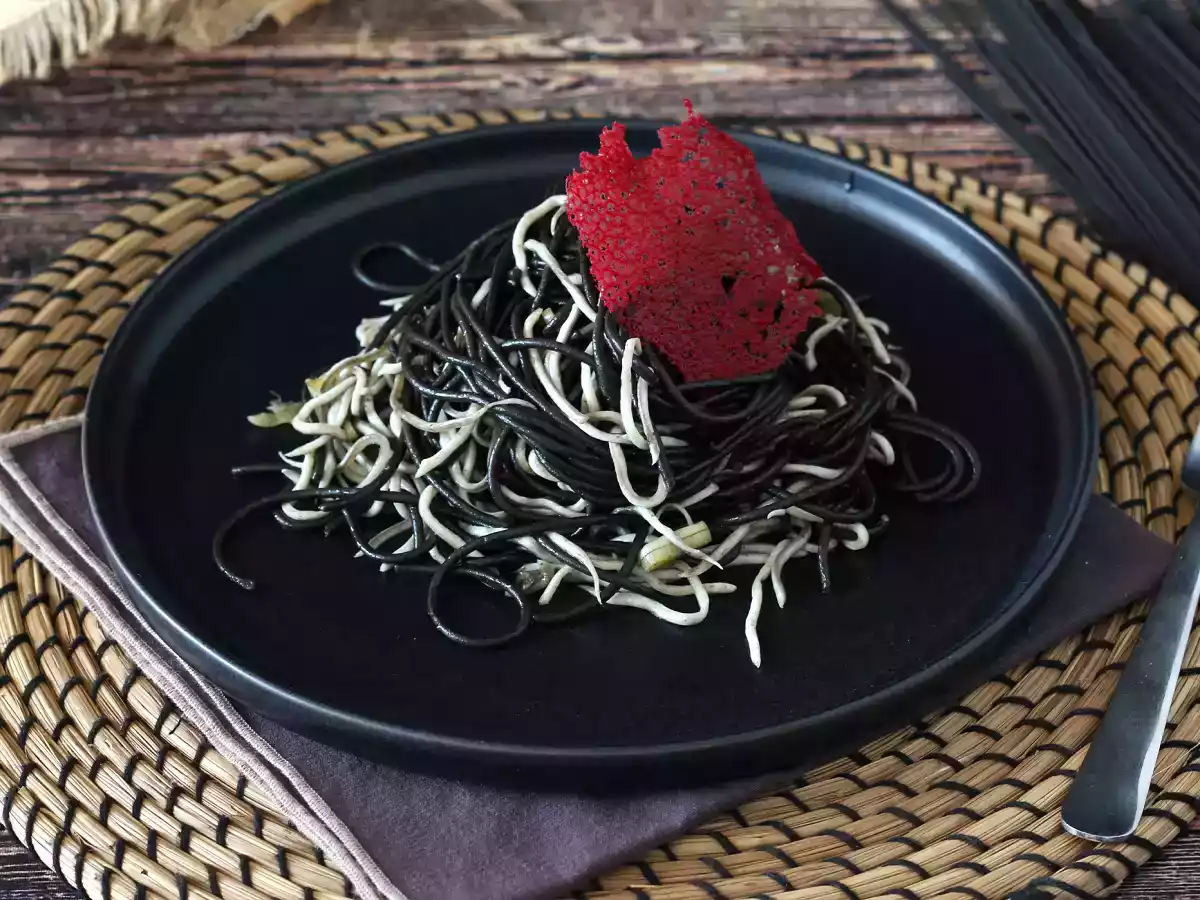 Svart spaghetti med vitlök och gulas. Pasta al nero di seppia