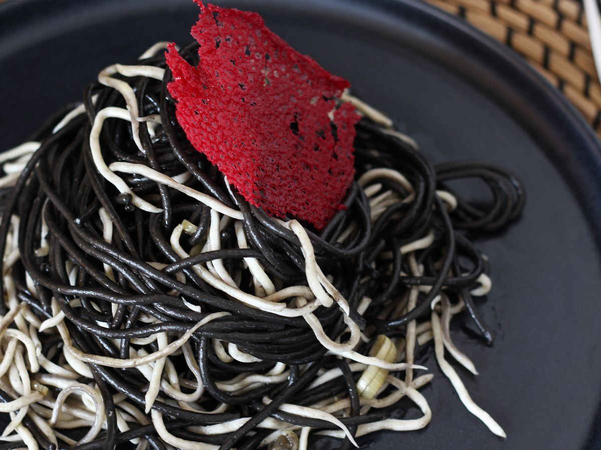 Svart spaghetti med vitlök och gulas. Pasta al nero di seppia - foto 2
