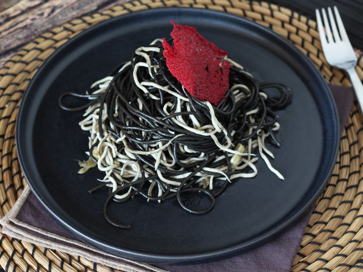 Svart spaghetti med vitlök och gulas. Pasta al nero di seppia - foto 3