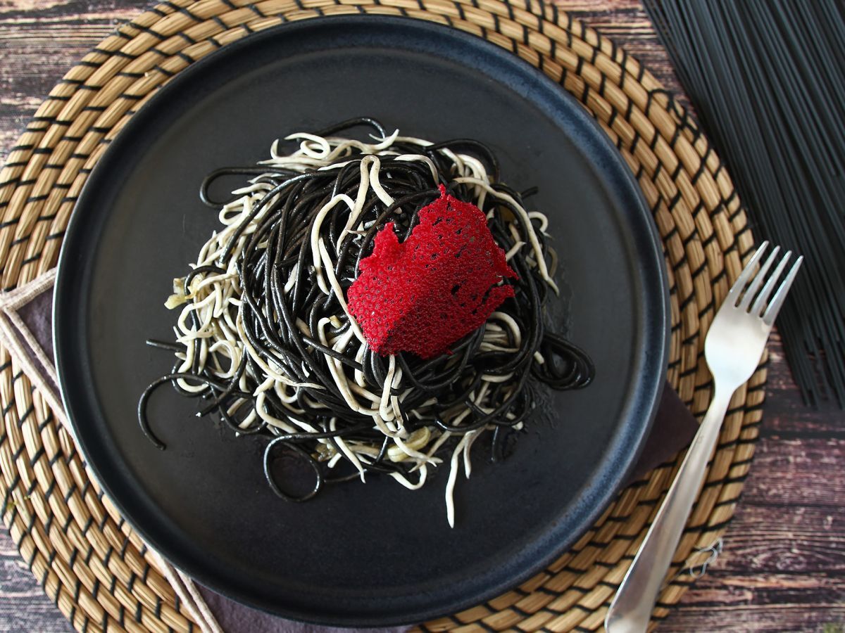 Svart spaghetti med vitlök och gulas. Pasta al nero di seppia - foto 4