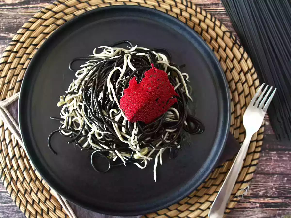 Svart spaghetti med vitlök och gulas. Pasta al nero di seppia - foto 4