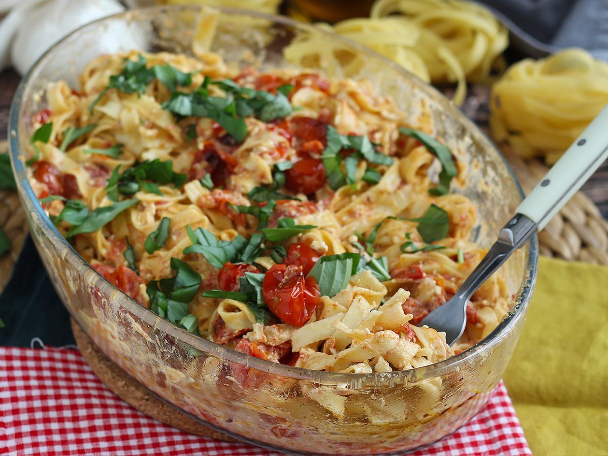 Tagliatelle med feta och körsbärstomater - bakad feta pasta