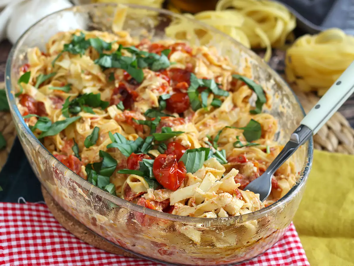 Tagliatelle med feta och körsbärstomater - bakad feta pasta