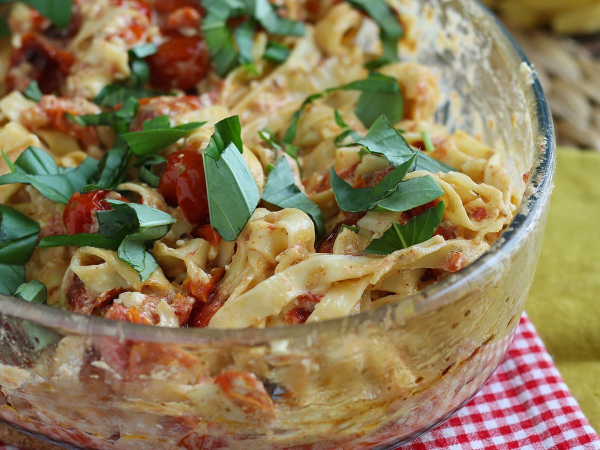 Tagliatelle med feta och körsbärstomater - bakad feta pasta - foto 6