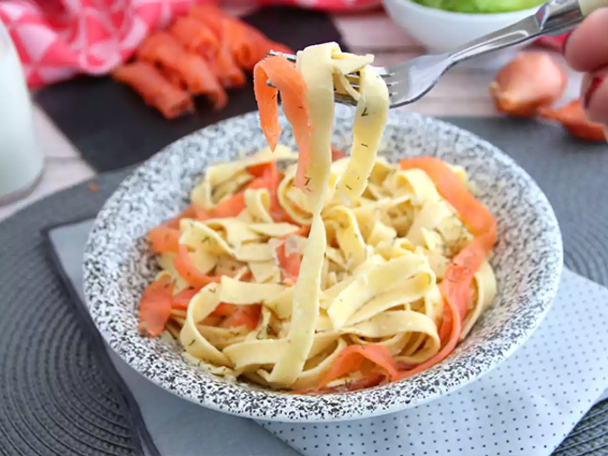 Tagliatelle med rökt lax och dill
