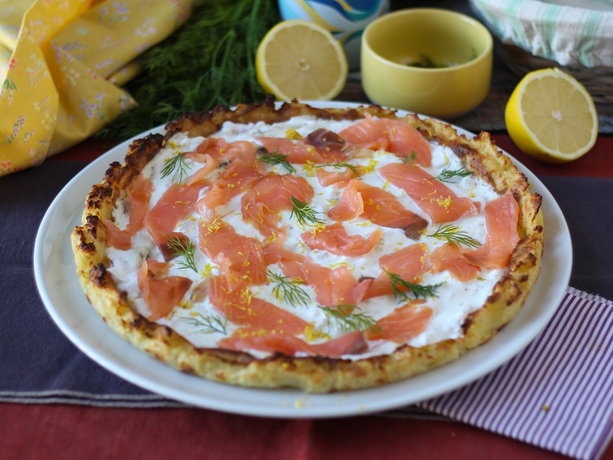Tart med rökt lax och potatisbotten