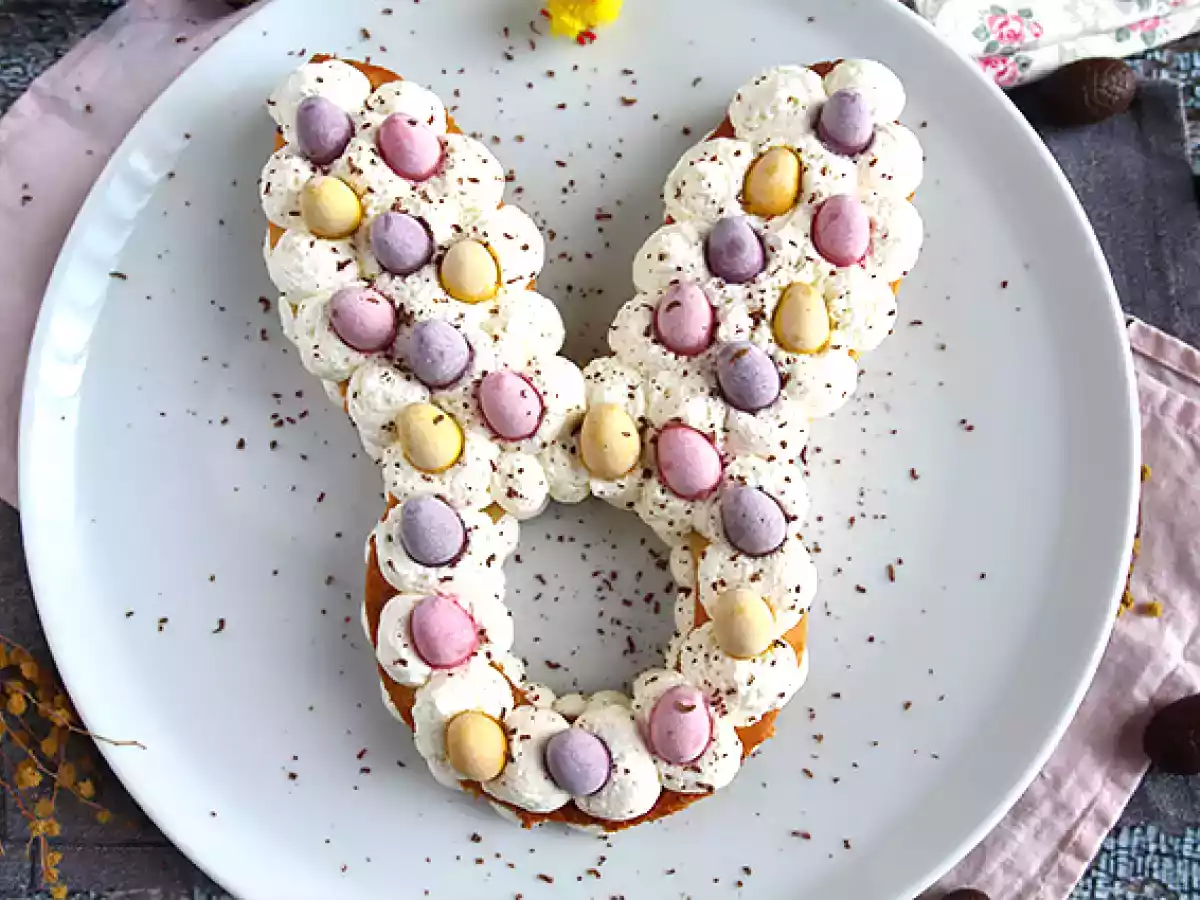 Tårta med påskägg och kanin