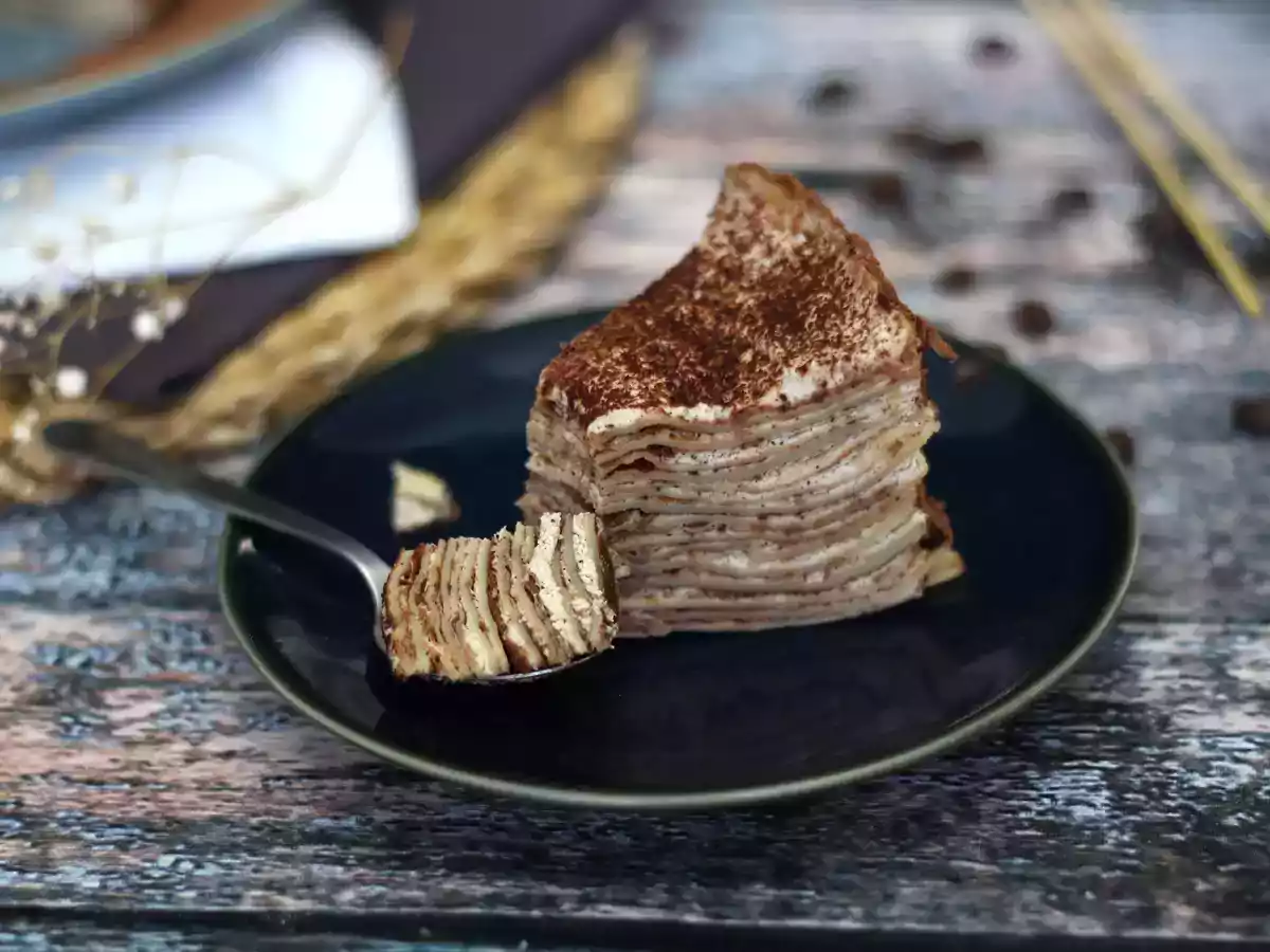 Tiramisu-liknande pannkakstårta med kaffe och kakao