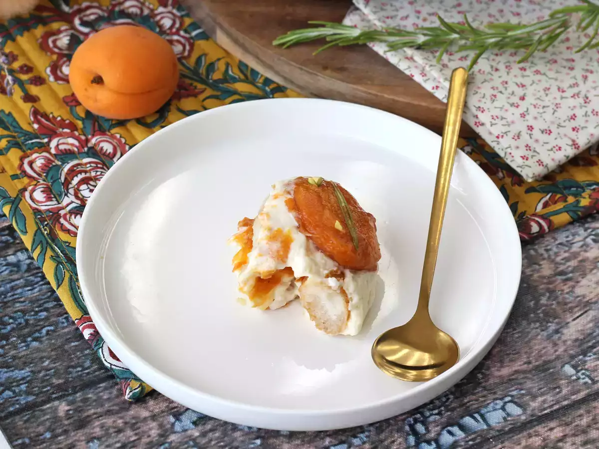 Tiramisu med rostade aprikoser: den perfekta fruktiga och krämiga efterrätten för sommaren - foto 3