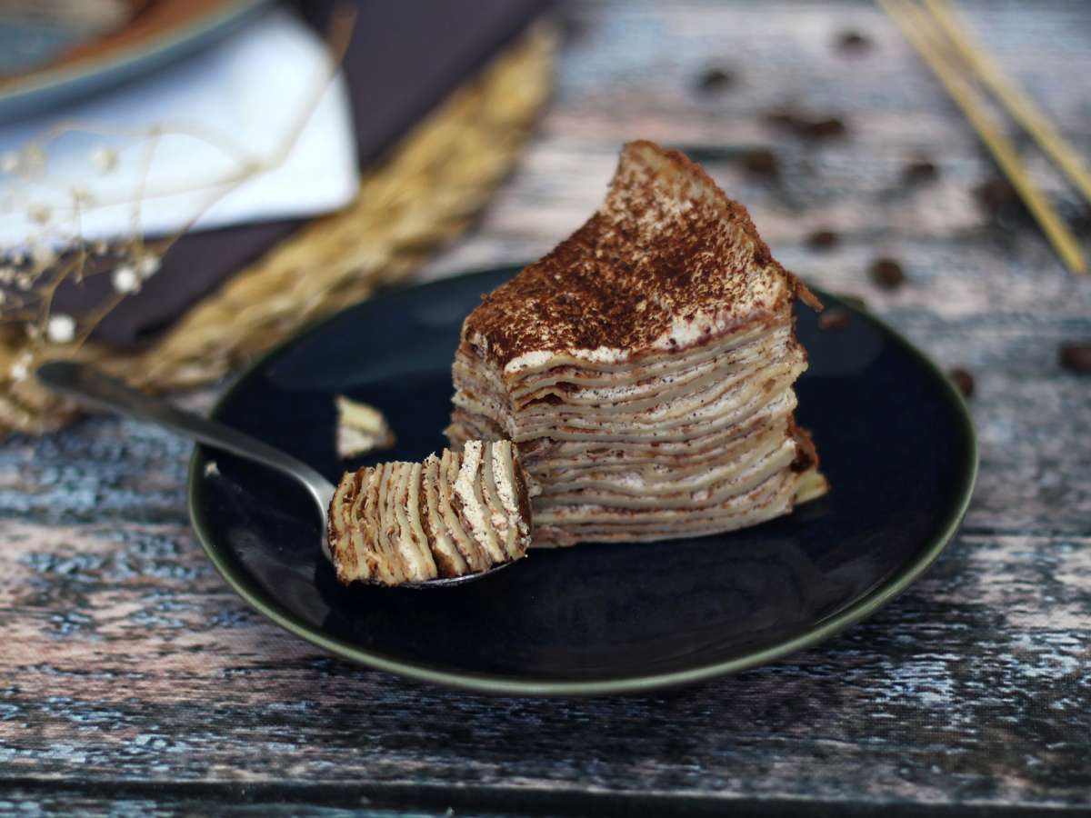 Tiramisuinspirerad pannkakstårta med kaffe och kakao