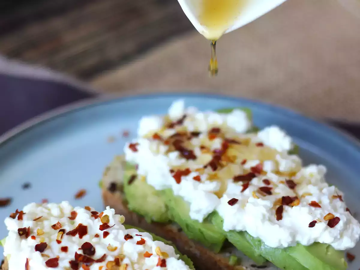 Toast med avokado och cottage cheese med kryddad honung - foto 2